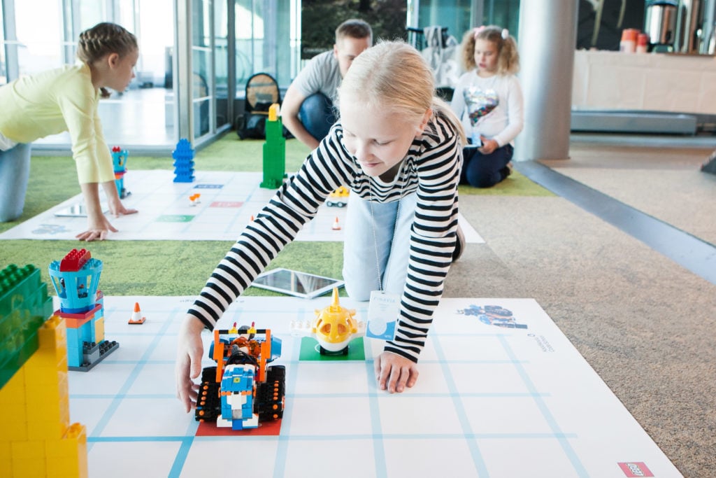 kids learning to code in Reaktor x LEGO code school